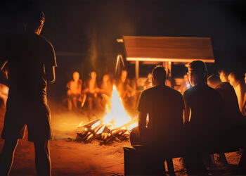 Junge Aktivisten der Identitären Bewegung sitzen am Lagerfeuer